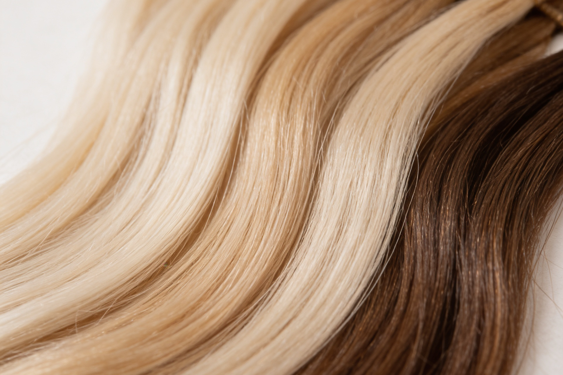 Detailaufnahme von blondem Haar mit eingearbeiteten Extensions