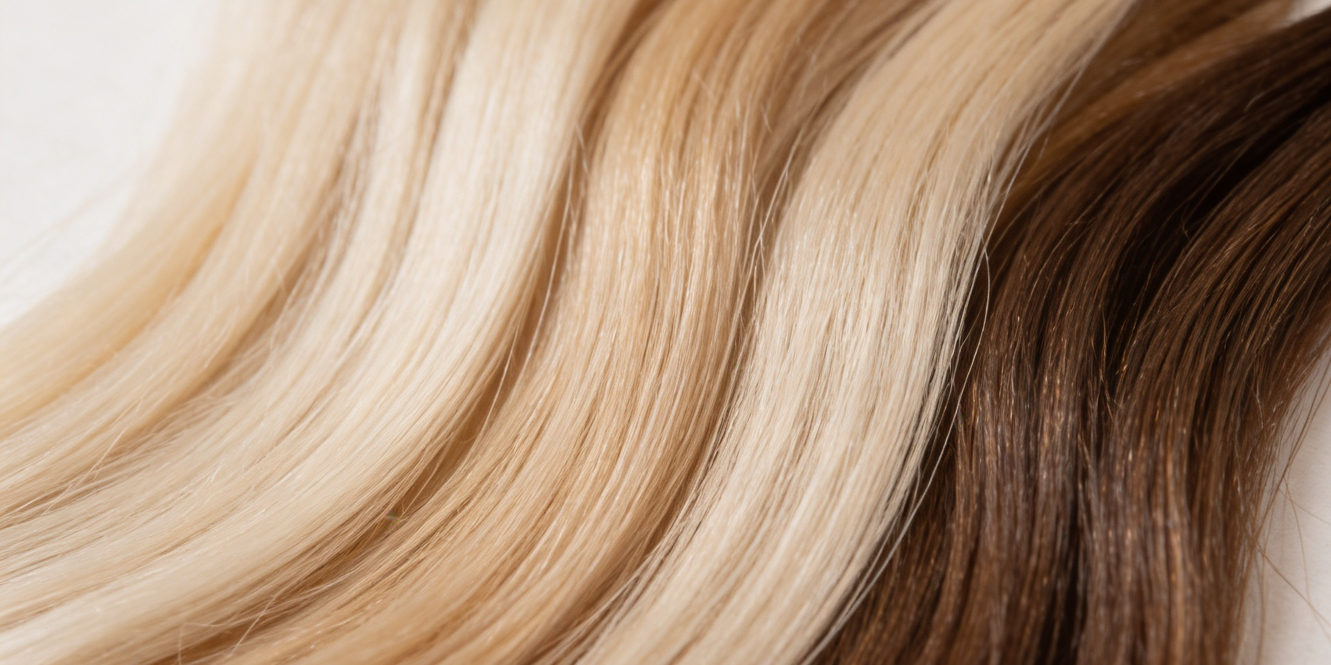 Detailaufnahme von blondem Haar mit eingearbeiteten Extensions